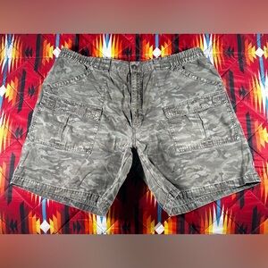 Cabela’s Men Outdoors Hiking Trail Utility Cargo Shorts Size 44 Camo Camp Gray.